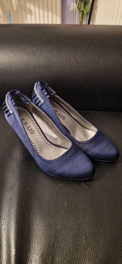 Donkerblauwe satijnen pump met strass., Pumps, Blauw, Ophalen of Verzenden, Onbekend