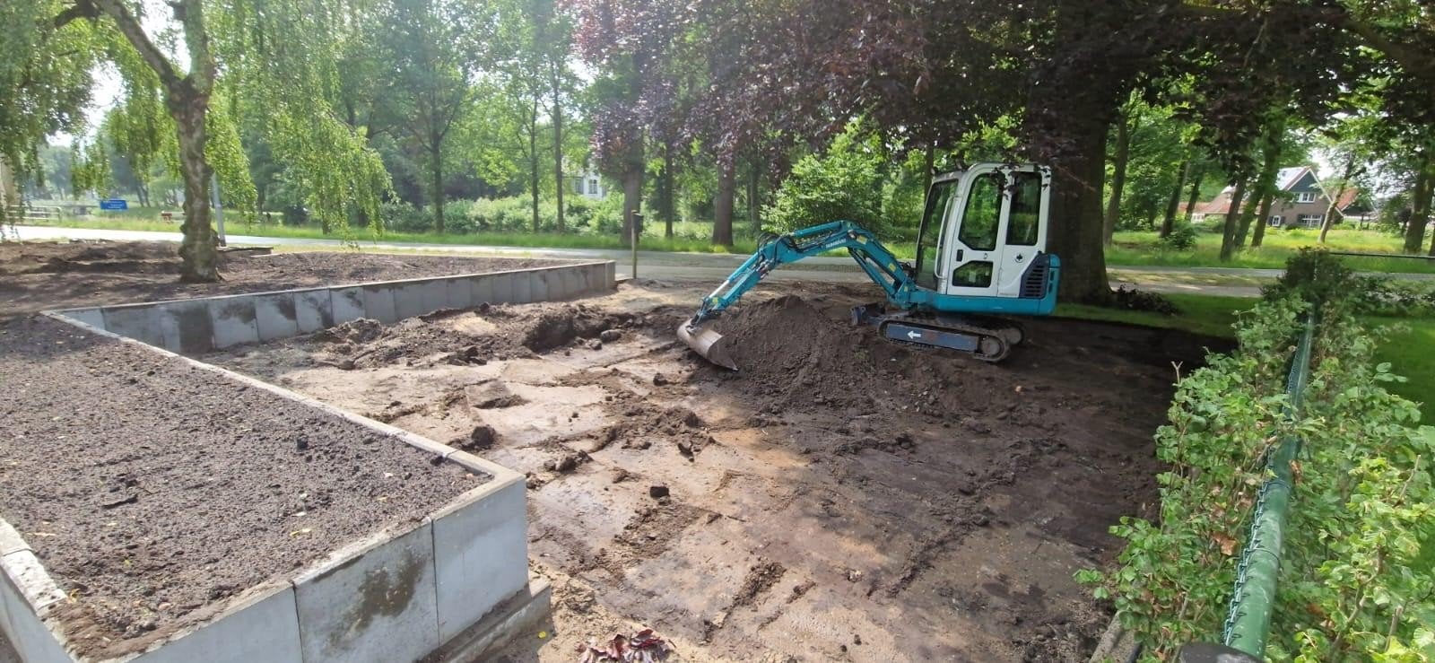 Minigraver met machinist te huur voor al uw grondwerk, Tuinontwerp