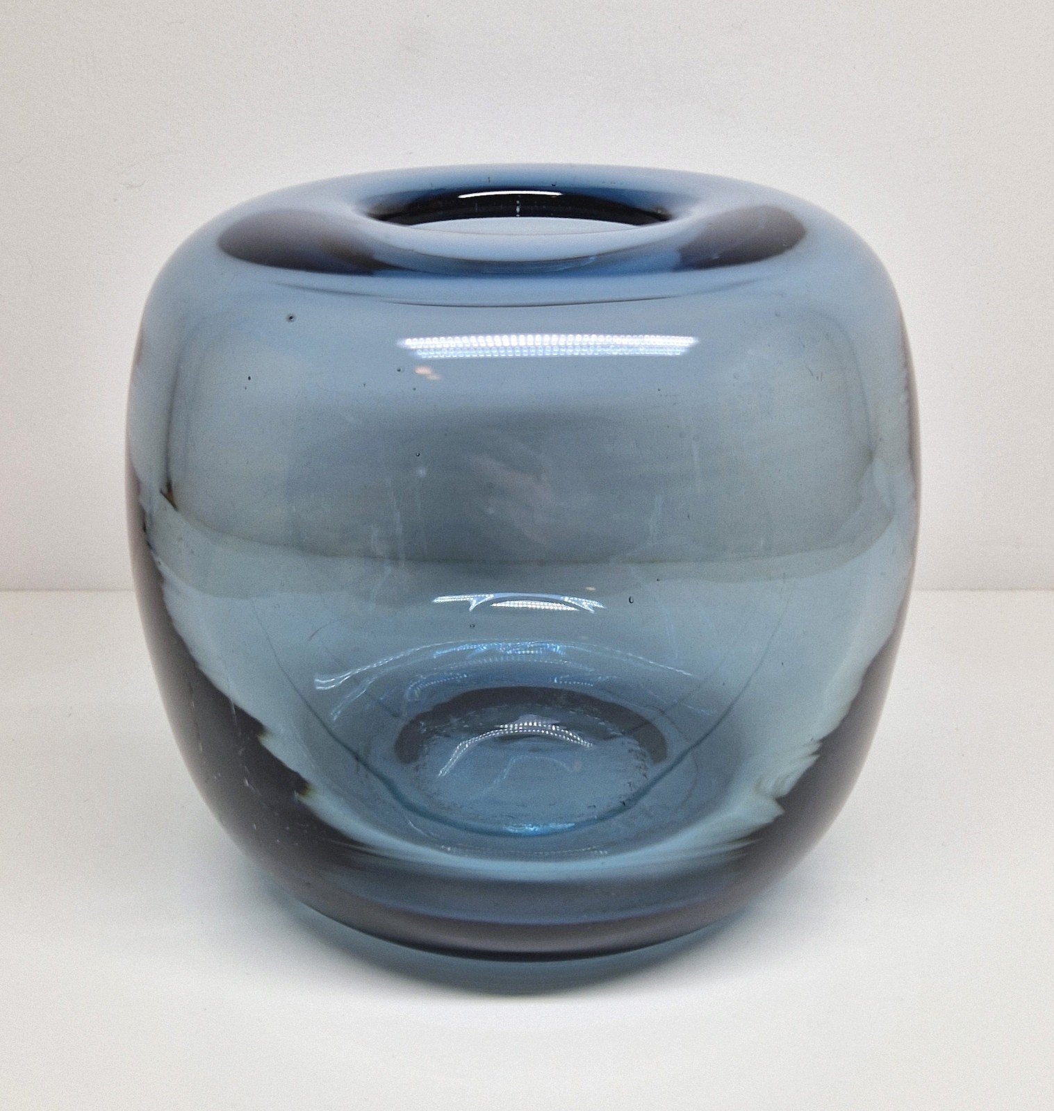 Staalblauwe bolvaas Claude Morin Dieulefit, Frankrijk 1970., Glas, Vaas, Ophalen of Verzenden, 12 cm
