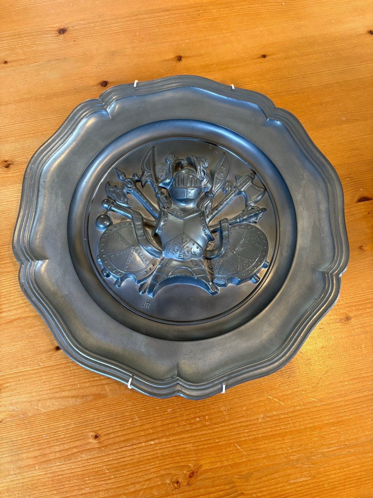 Decoratieve tinnen schaal en bord met ridderreliëf, Antiek en Kunst, Ophalen