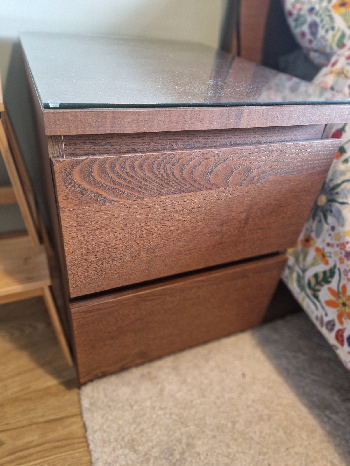 IKEA Malm nachtkastje bruin met glazen plaat, Ophalen, Zo goed als nieuw, 45 tot 65 cm, Minder dan 55 cm