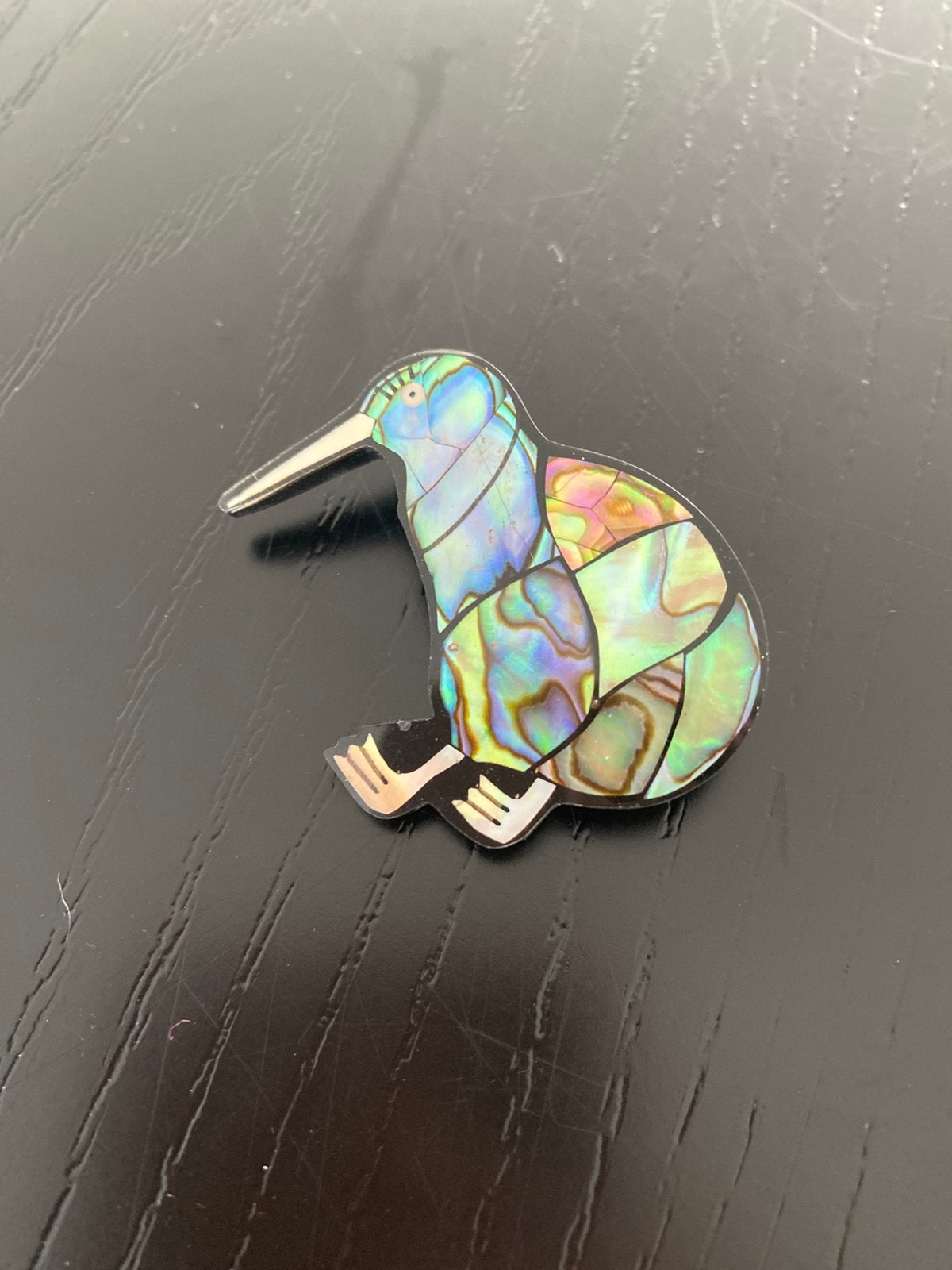 Vintage kiwi bird -abalone schelp resin broche, Ophalen of Verzenden, Zo goed als nieuw, Overige materialen