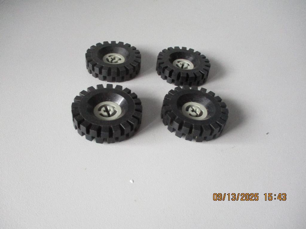4 Lego GRIJZE Technic Velgen met 4 Banden perfecte staat!!, Ophalen of Verzenden, Zo goed als nieuw, Complete set, Lego