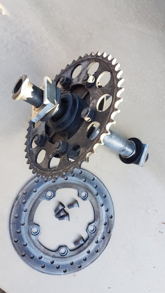 Yamaha R1 2004/2006 RN12 tandwiel met as en schijf, Ophalen of Verzenden
