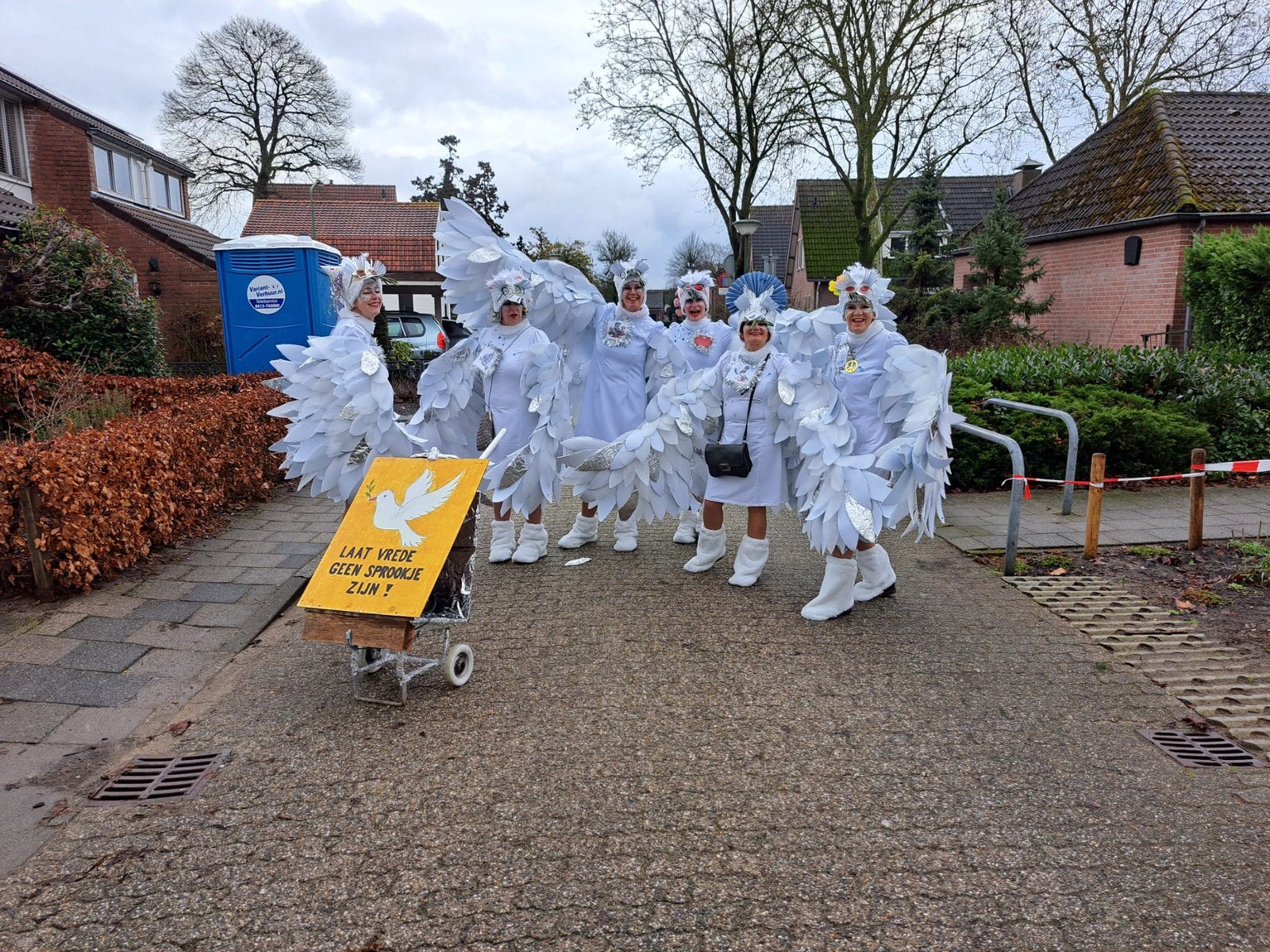 Carnavalskleding Vredesduif - Compleet Pak 6 personen, Ophalen, Carnaval, Maat 42/44 (L), Zo goed als nieuw