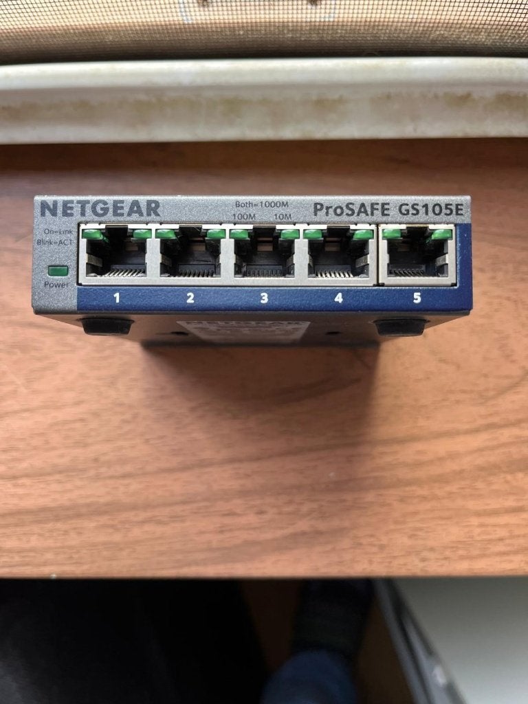 Netgear ProSAFE Plus switch GS105E 5 poorten gigabit, Computers en Software, Ophalen of Verzenden, Gebruikt