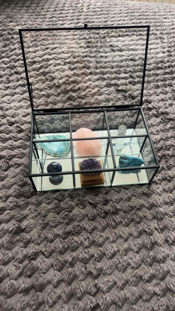 Glazen Vitrinekastje met echte edelstenen, Sieraden, Tassen en Uiterlijk, Edelstenen, Zo goed als nieuw, Ophalen of Verzenden