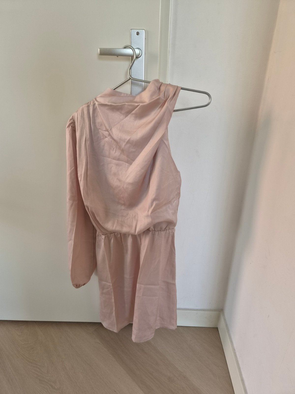 Amandel kleurige mini jurk met lange mouw, Kleding | Dames, Overige kleuren, Nieuw, Ophalen of Verzenden, Onbekend