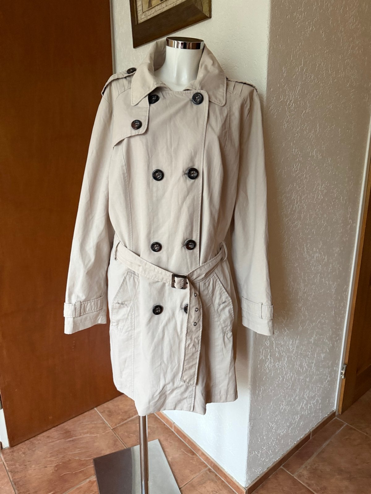 Promiss Trenchcoat Beige Maat 52 - Zo goed als nieuw, Ophalen of Verzenden, Zo goed als nieuw, Maat 46/48 (XL) of groter, Beige