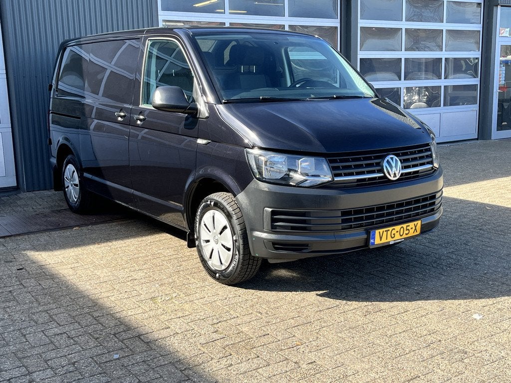 Volkswagen Transporter 2.0 TDI L1H1 Airco Trekhaak 2200kg tr, Auto's, Voorwielaandrijving, Gebruikt, 4 cilinders, Zwart
