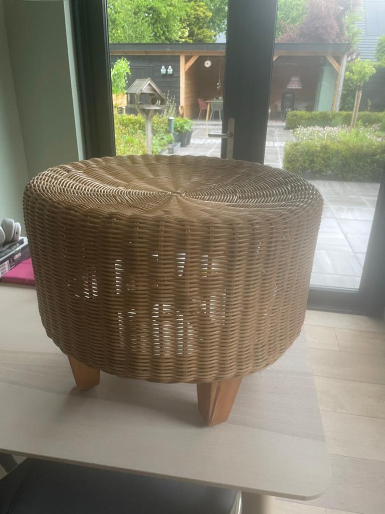 Rotan poef met houten poten, Rond, Minder dan 50 cm, Ophalen of Verzenden, Zo goed als nieuw