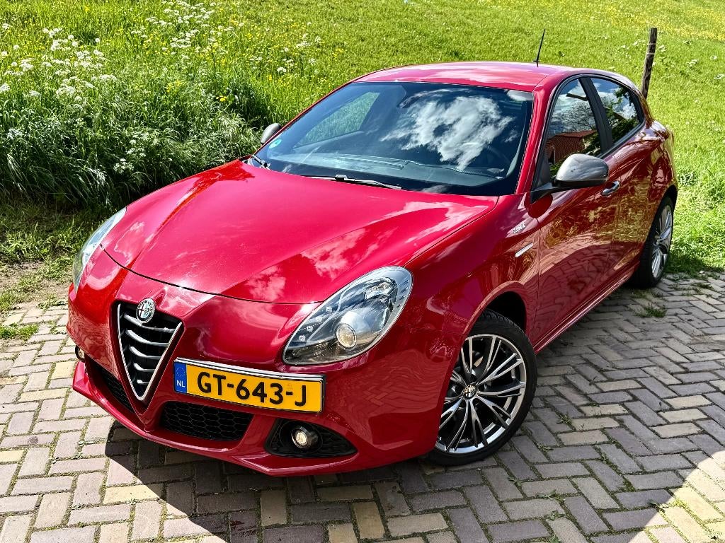 Alfa Romeo Giulietta Sprint 1.4 150PK 2015 NAP APK Rosso, Auto's, Voorwielaandrijving, 4 cilinders, 150 pk, Alcantara