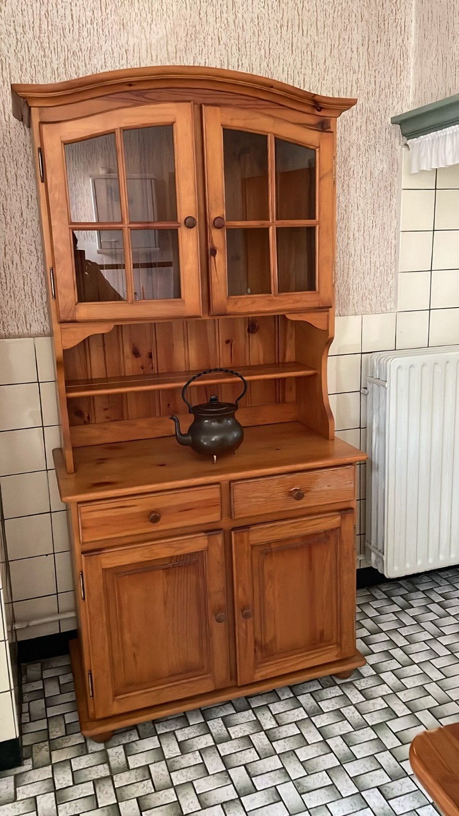Massief houten dressoir/kast met vitrine en lades, Ophalen, Gebruikt, Landelijk, Klassiek, 25 tot 50 cm