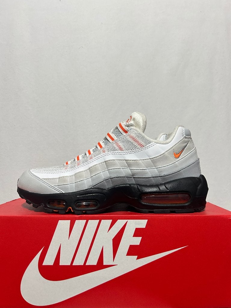BIJNA NIEUW! Maat 42,5 - Nike Air Max 95 Wolf Grey Orange, Overige kleuren, Verzenden, Nike, Nike