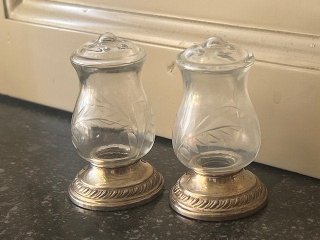 DIVERSE PEPER&ZOUTSTELLETJES IN KRISTAL/ZILVER, Antiek en Kunst, Verzenden, Zilver