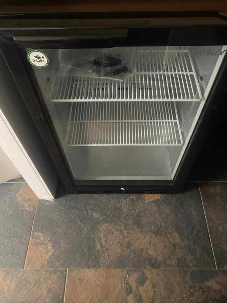 Husky mini koelkast met glazen deur, Witgoed en Apparatuur, Zonder vriesvak, 100 tot 150 liter, Zo goed als nieuw, 45 tot 60 cm