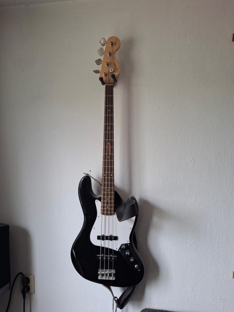 Squier Jazz Bass by Fender - Zwart, Ophalen, Gebruikt, Elektrisch, 6-snarig
