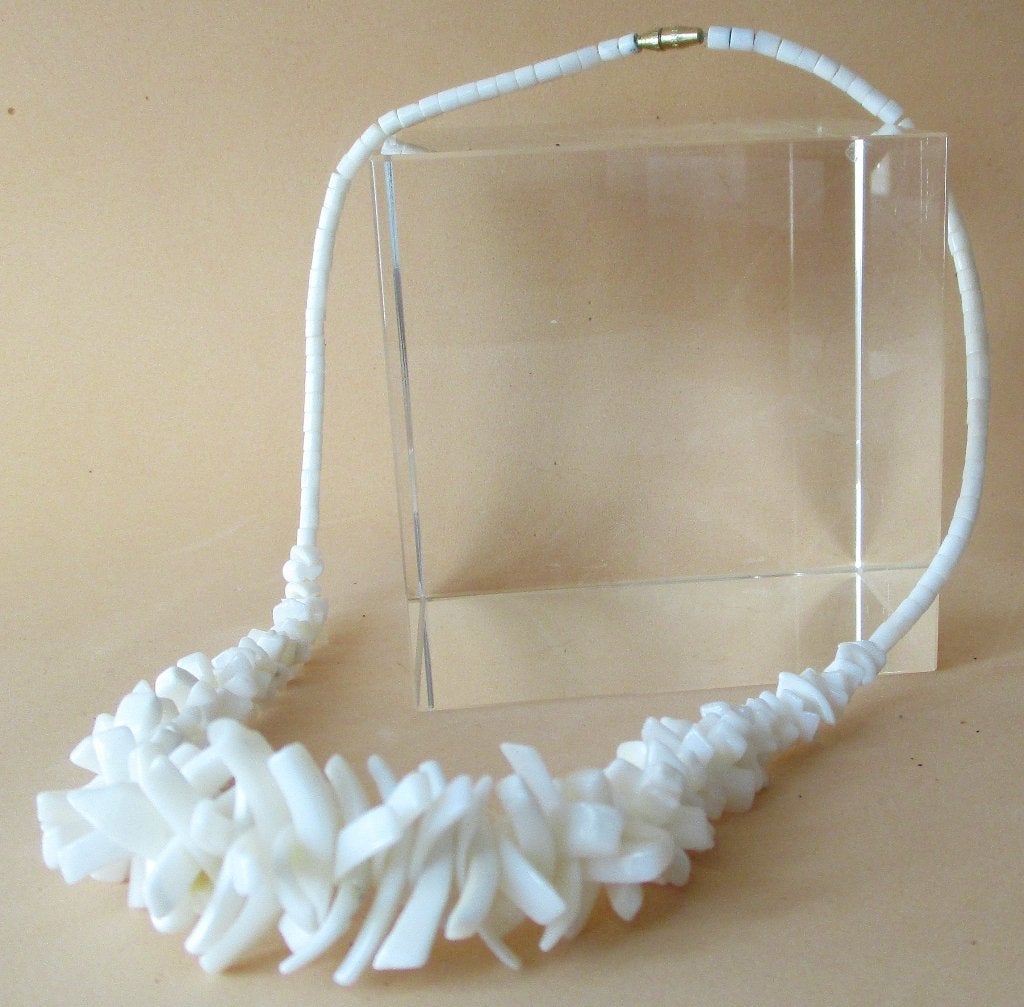 KS017- Witte Uitéénlopende Roset Ketting 45+46½+40cm., Verzenden, Nieuw, Wit, Steen of Mineraal