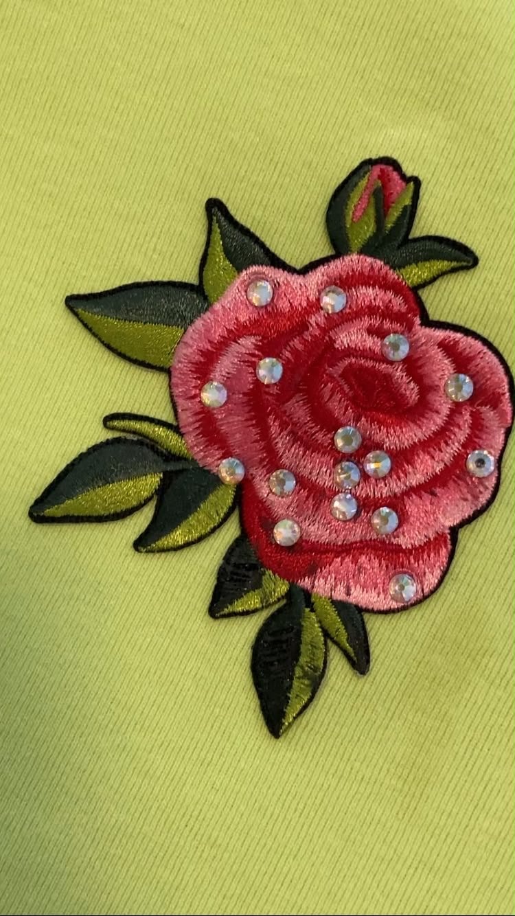 Bershka neon T-shirt met geborduurde roos strass steentjes, Maat 38/40 (M), Ophalen of Verzenden, Zo goed als nieuw, Korte mouw