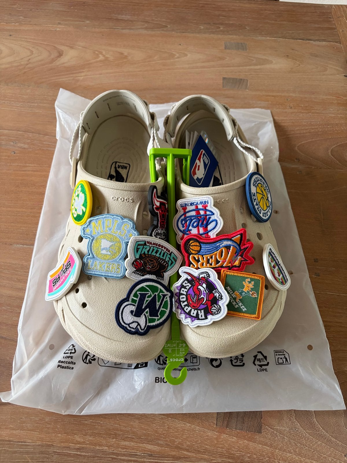 Nieuwe Crocs NBA Echo Clog met Jibbitz - Maat 46-47, Ophalen of Verzenden, Nieuw, Overige kleuren