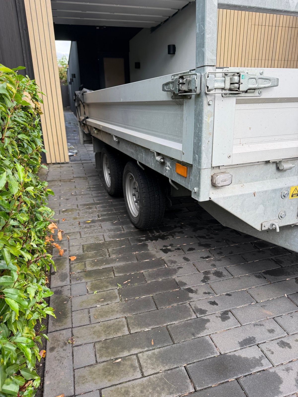 Robuuste aanhanger Saris C2000 met dubbele as en oprijplaten, Ophalen, Gebruikt