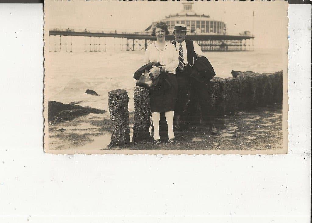Kwintsheuls paar op een strekdam in Scheveningen Fotokaart, Ophalen of Verzenden, 1920 tot 1940, Ongelopen, Zuid-Holland