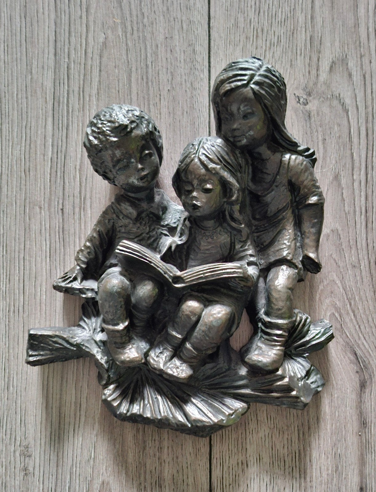 Wanddecoratie: Lezende Kinderen (Handwerk Gilde), Antiek en Kunst, Groep mensen, Ophalen of Verzenden, Handgemaakt, Wanddecoratie