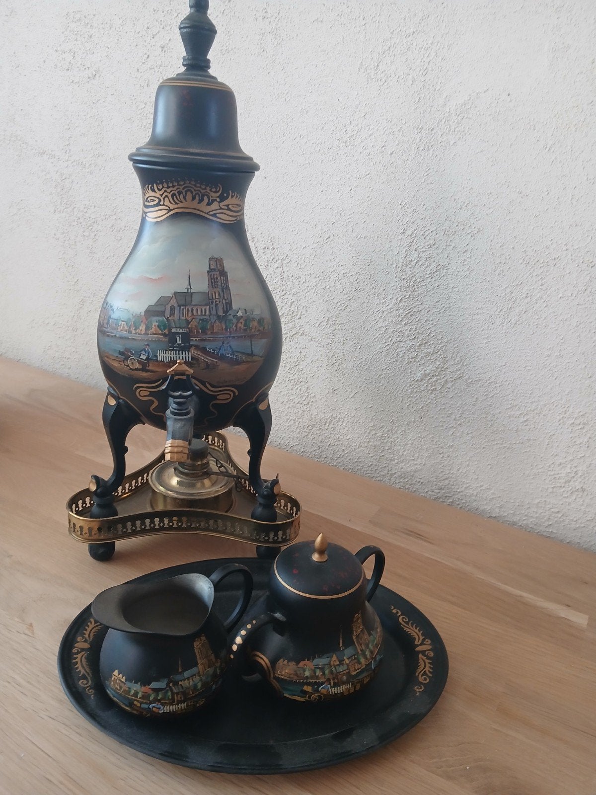 Tinnen koffiekan met melk en suikerpotje, Ophalen
