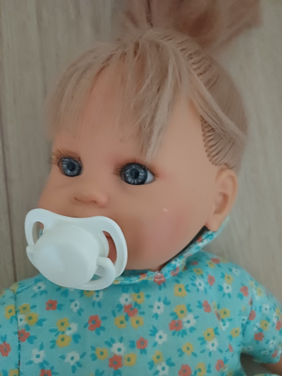 Leuke babypop met speen en bloemetjesjurk, Kinderen en Baby's, Speelgoed | Poppen, Ophalen of Verzenden, Gebruikt, Babypop