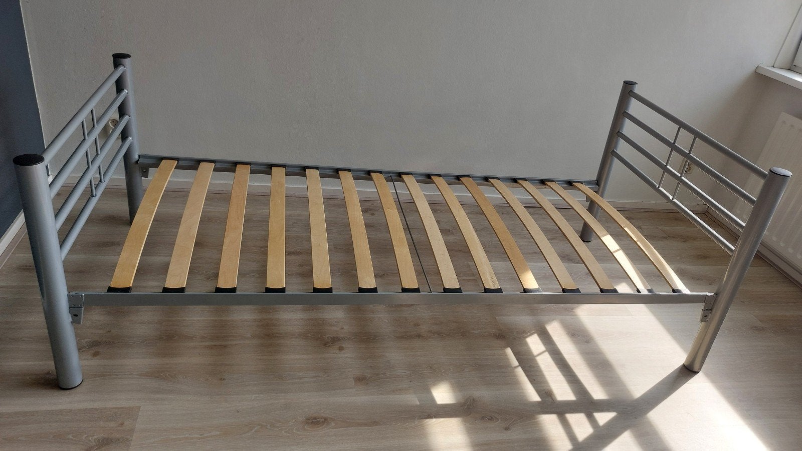 Ikea bedframe met lattenbodem (grijs), Ophalen, Gebruikt, 90 cm, Eenpersoons