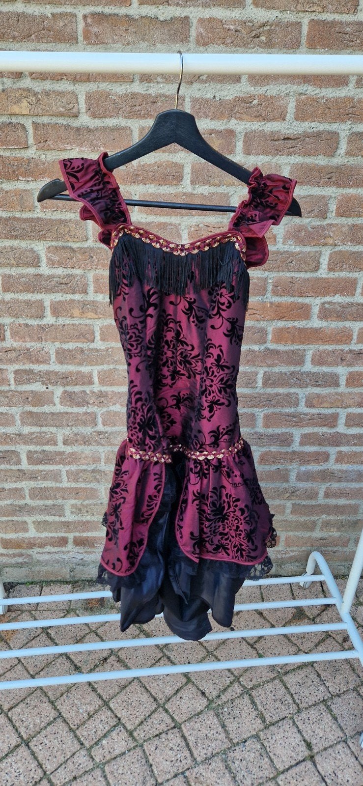 Carnavalsjurk rood/zwart met franjes en pailletten Maat:S, Ophalen, Zo goed als nieuw, Maat 38/40 (M), Carnaval