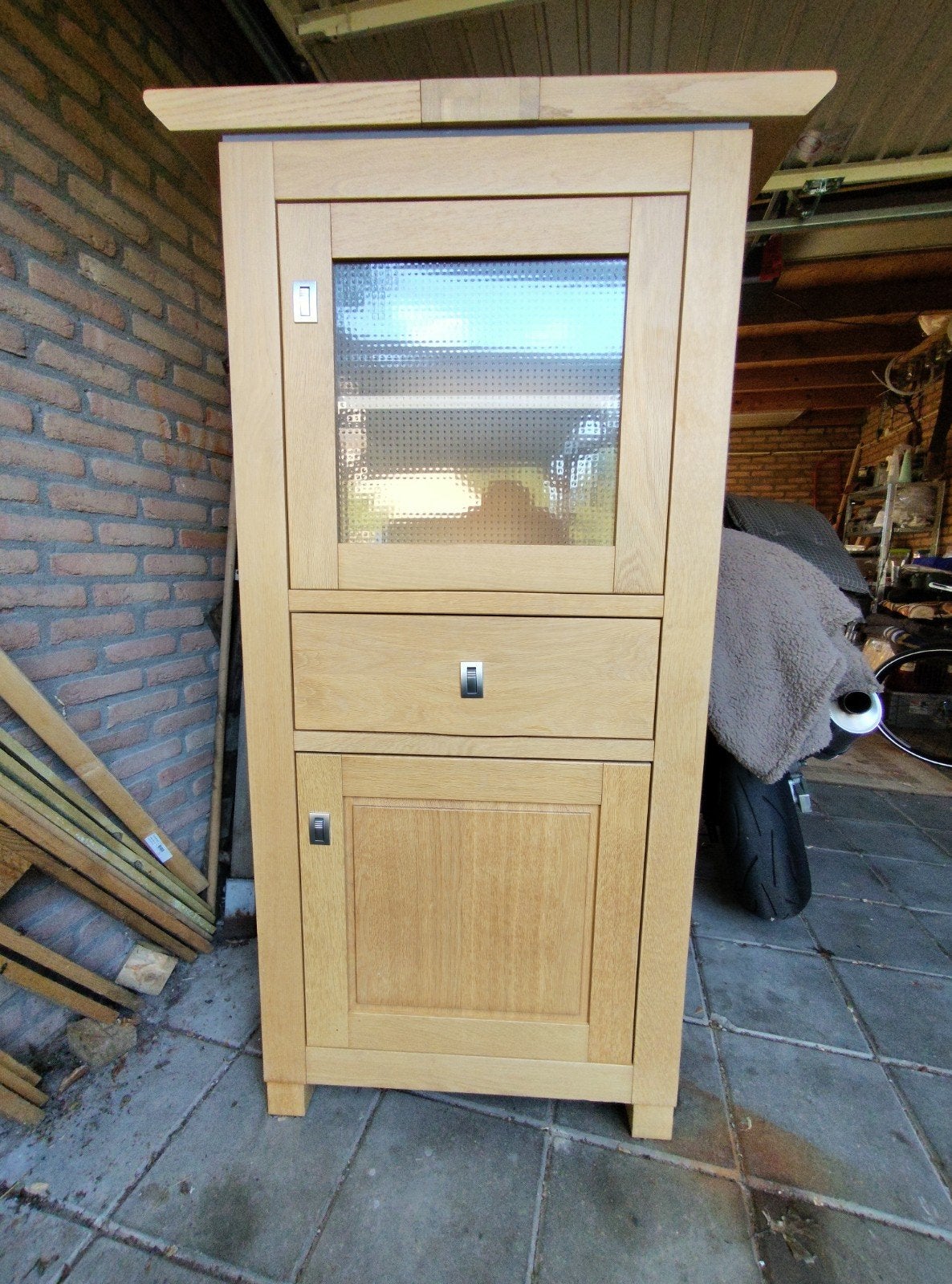 Eiken kast met verlichting en schuifplateau, Ophalen, Gebruikt