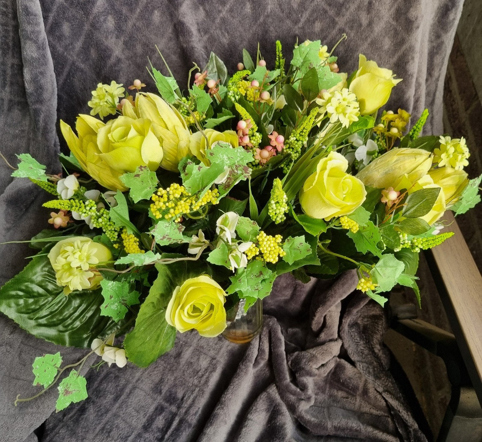 Prachtig kunstbloemstuk met gele rozen en tulpen, Binnen, Nieuw, Textiel, Ophalen of Verzenden