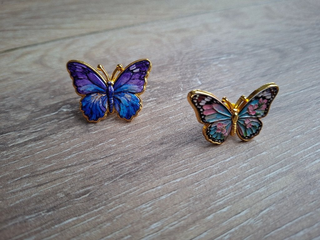 2 mooie pins met paars / blauw / roze vlinders te koop, Verzamelen, Speldjes, Pins en Buttons, Ophalen of Verzenden, Nieuw, Dier of Natuur