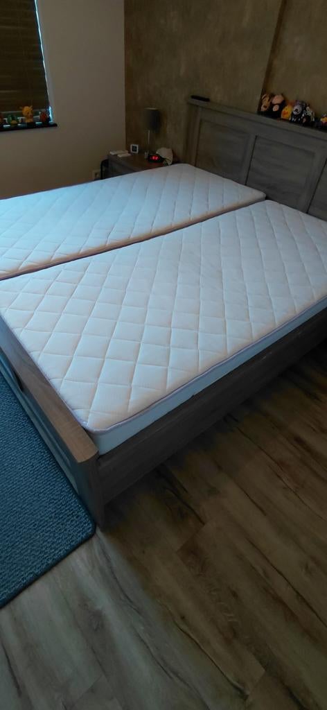 Comfortabele lichtgewicht matrassen en gratis bedbodems, Ophalen, Gebruikt