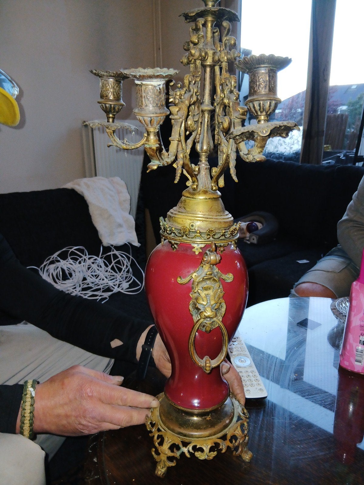 Antieke kandelaar met rode vaas en bronzen details, Ophalen of Verzenden