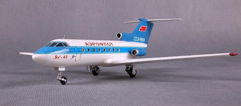 HO Yakovlev Yak-40 , schaal 1:100 Nu-Bee Passagiersvliegtuig, Ophalen of Verzenden, Nieuw, 1:72 tot 1:144, Overige merken