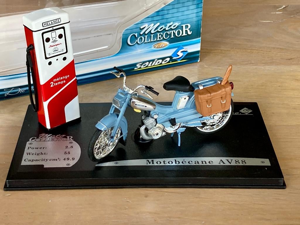 Solido - 1976 Motobecane AV88 Mobylette 49CC  1:18 ZGAN, Verzamelen, Ophalen of Verzenden, Zo goed als nieuw