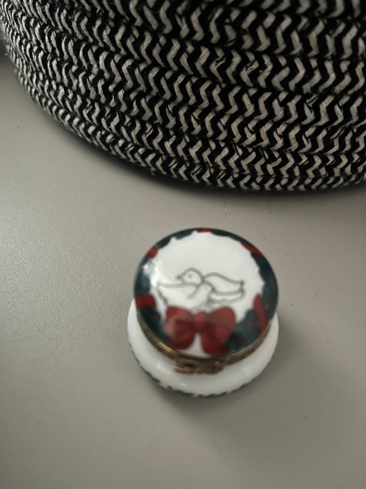 Limoges France peint main klein vintage pillendoosje kerst, Ophalen of Verzenden, Zo goed als nieuw