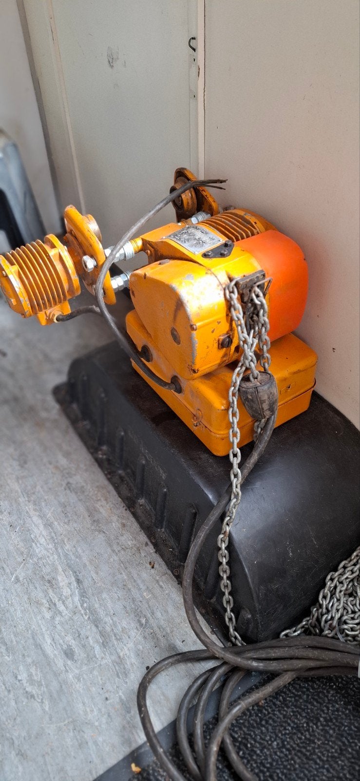 Elektrische takel - Made in Bulgaria en met loopkat, Ophalen