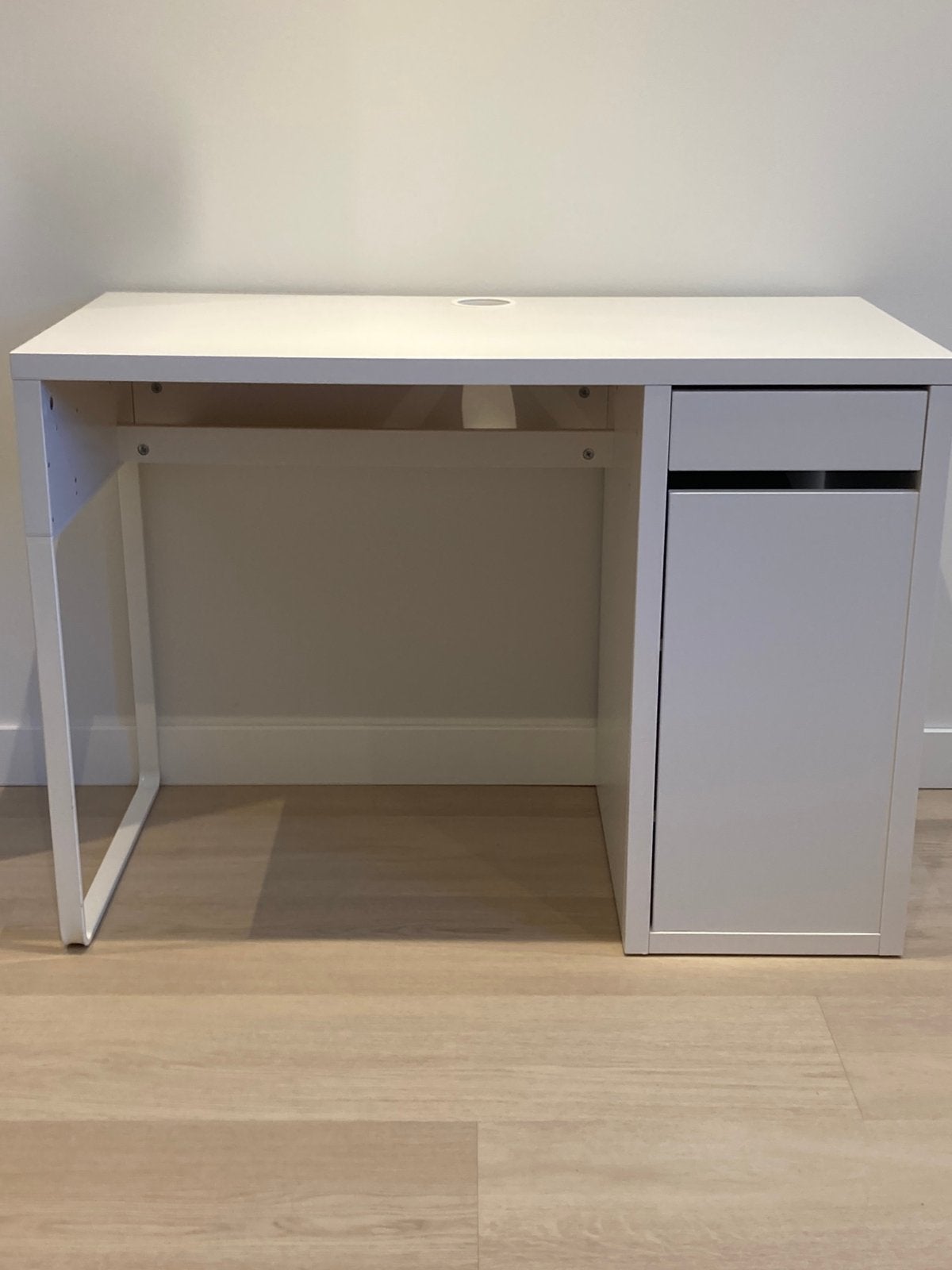 Wit bureau Micke van Ikea, Huis en Inrichting, Bureaus, Ophalen, Zo goed als nieuw