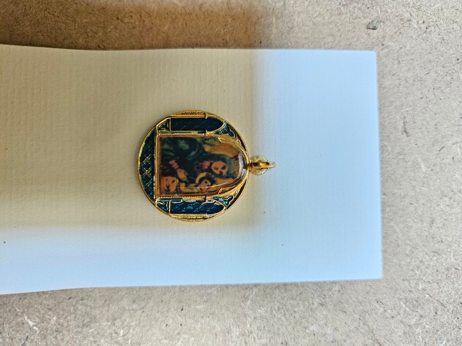 Gouden Medaillon met Religieuze Afbeelding, Antiek en Kunst, Ophalen of Verzenden