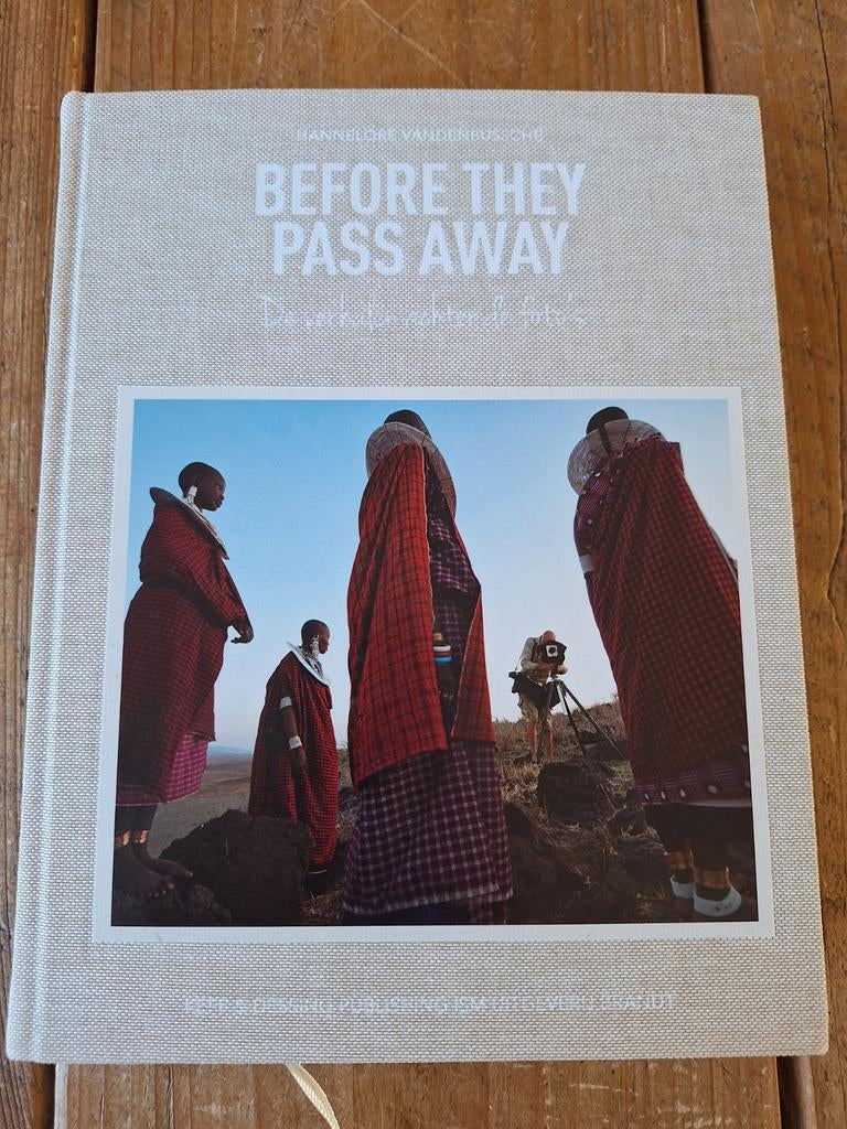 Before They Pass Away - Hannelore Vandenbussche, Verzenden, Zo goed als nieuw, Fotografen