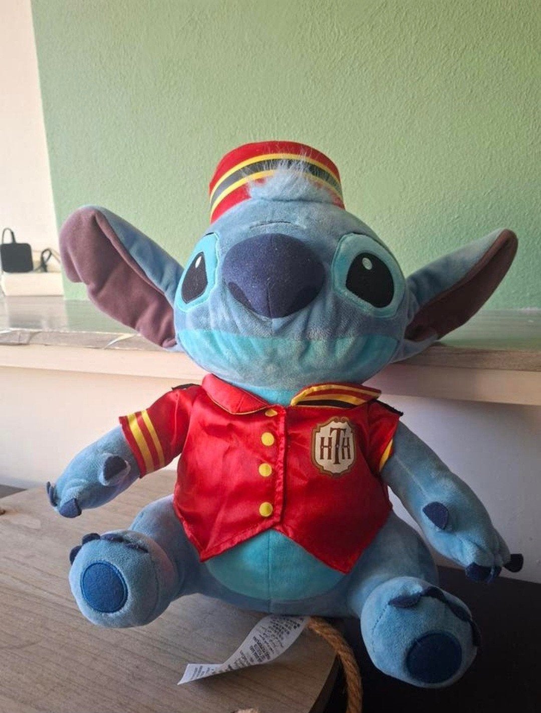 Disney Stitch knuffel in hotel uniform, Ophalen, Overige figuren, Zo goed als nieuw, Knuffel