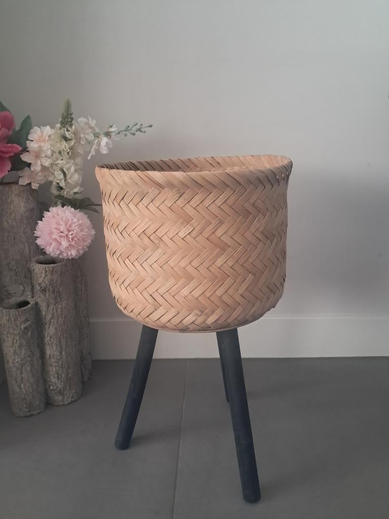 Rotan gevlochten bloempot op poten, Ophalen of Verzenden, Rond
