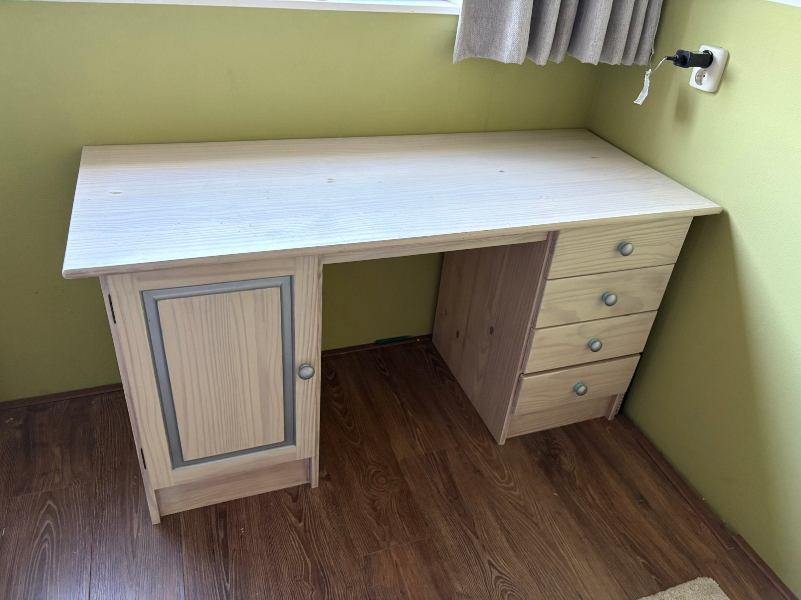 Massief houten bureau, Ophalen, Schoolbureau, Zo goed als nieuw, Hout
