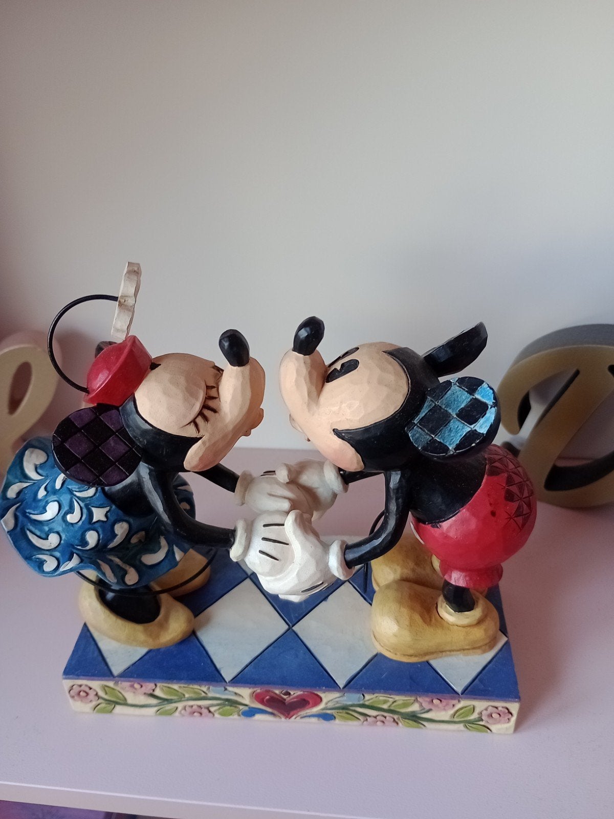 traditions Jim shore Mickey en Minnie in love, Ophalen of Verzenden, Mickey Mouse, Zo goed als nieuw, Beeldje of Figuurtje