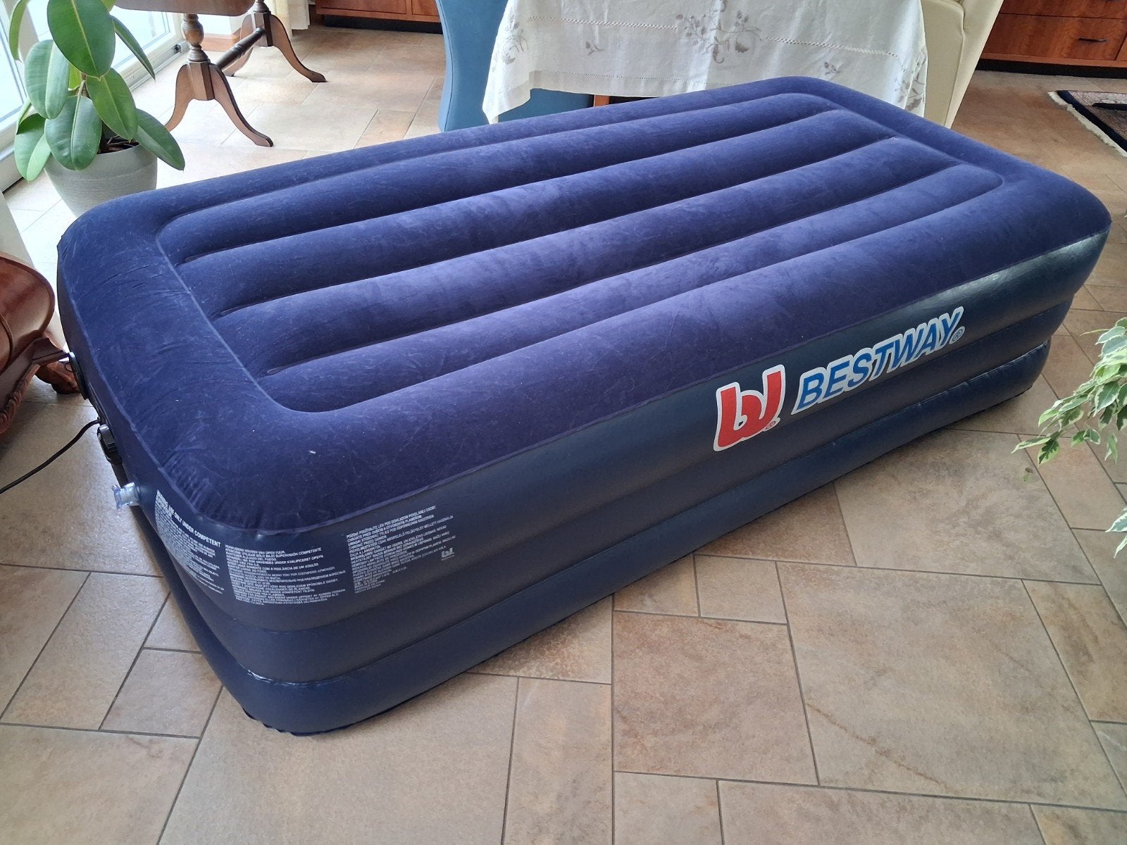 Bestway Luchtbed met ingebouwde elektrische pomp, Caravans en Kamperen, Ophalen, Ingebouwde pomp, Zo goed als nieuw, 1-persoons