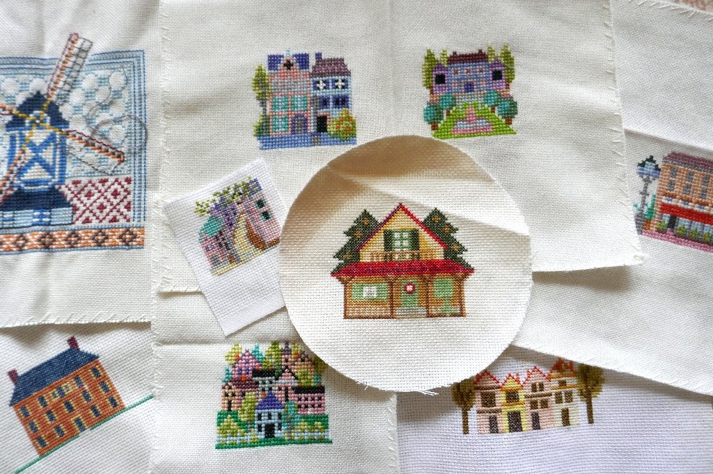 Set van 8 kleine borduurwerkjes Huis Molen Stad Chalet, Ophalen of Verzenden, Zo goed als nieuw, Overige typen