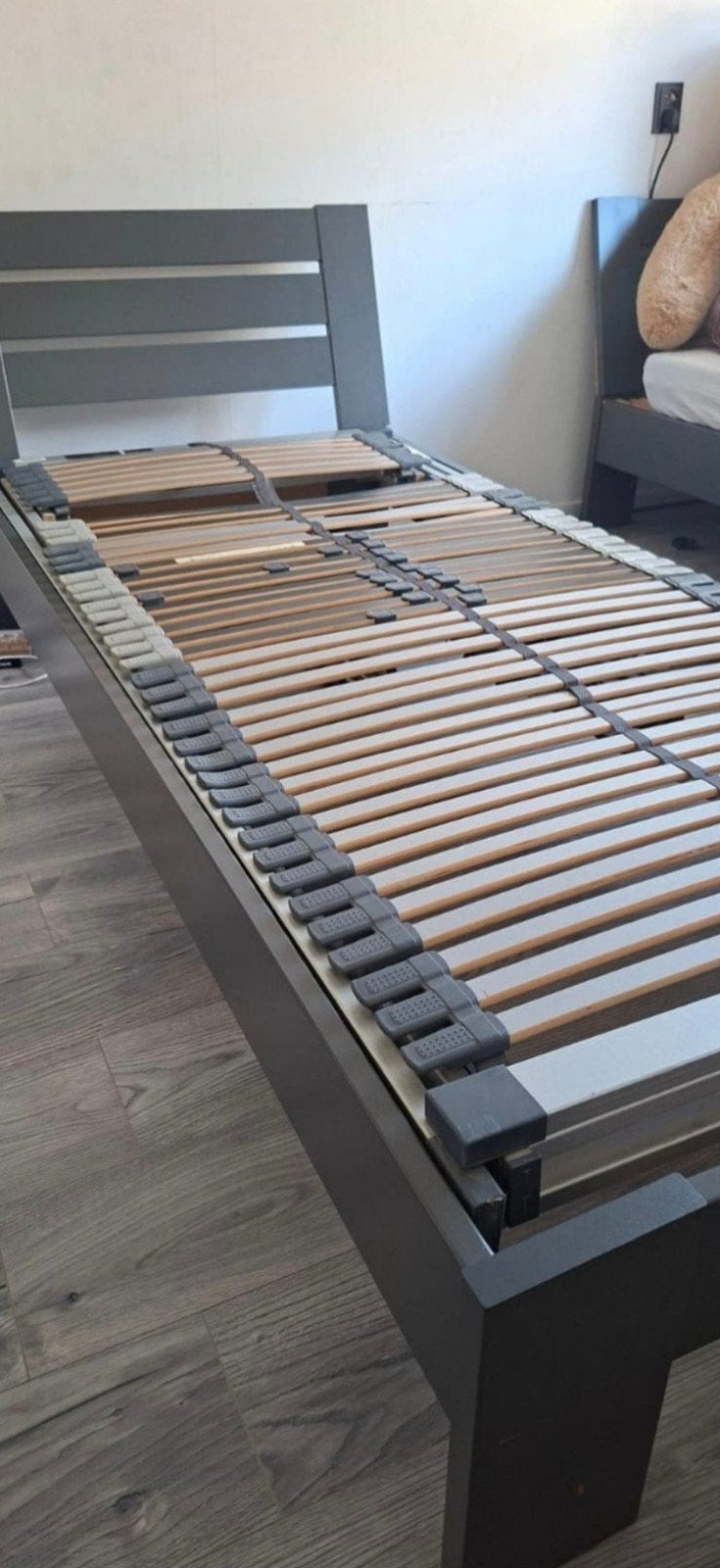 2 donkergrijze houten bedden 90x200 cm – inclusief lattenbod, Ophalen, 90 cm, Eenpersoons, Zo goed als nieuw